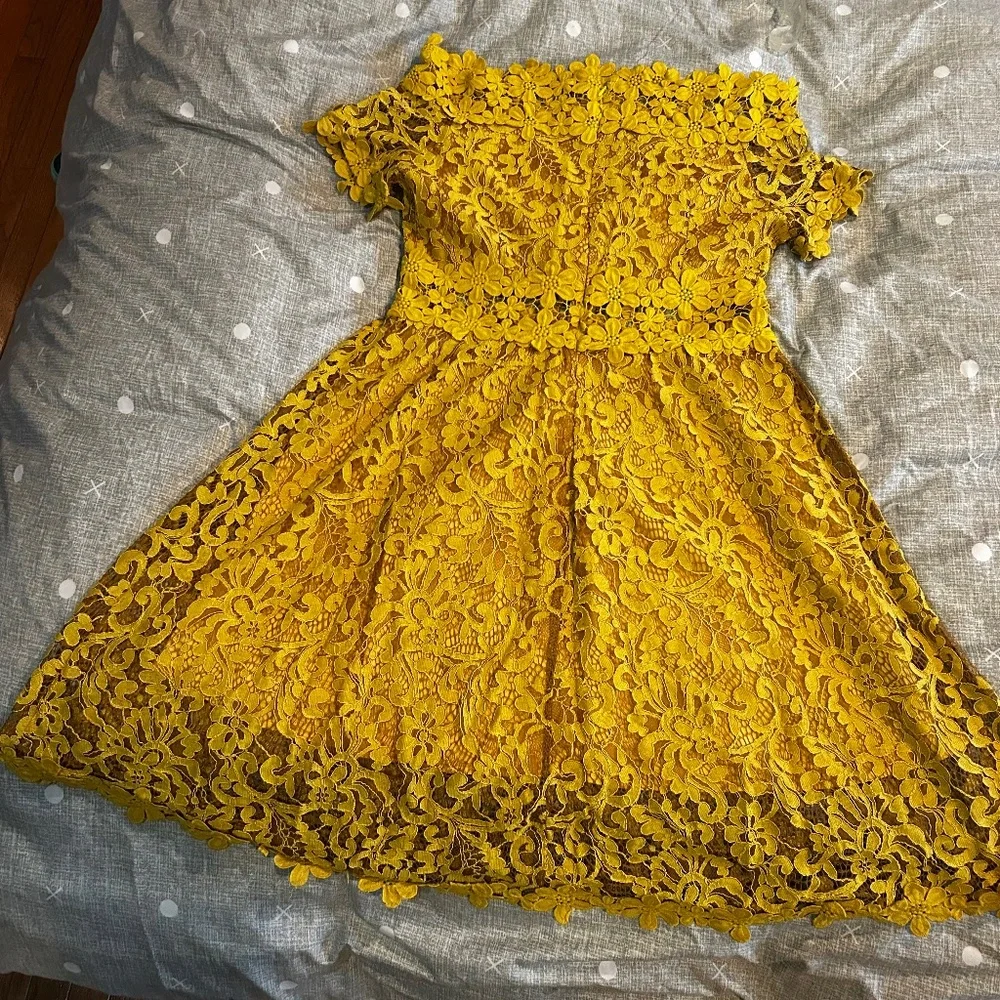 Golden dress - Picture 1 of 7